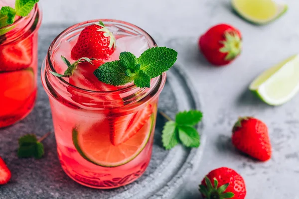 新鮮なミントとガラス瓶の氷とストロベリーライムレモネード 夏のさわやかな飲み物 — ストック写真