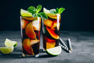 Rom ve Cola Cuba Libre buzlu soğuk limon ve naneli kokteyl..