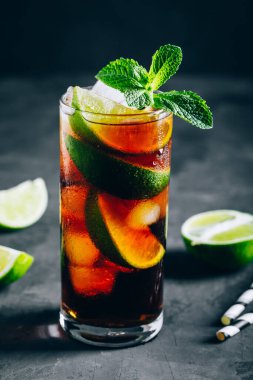Rom ve Cola Cuba Libre buzlu soğuk limon ve naneli kokteyl..