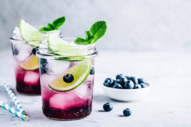 Yabanmersini ve limonlu mojito veya limonata. Böğürtlenli ve buzlu yaz içeceği.