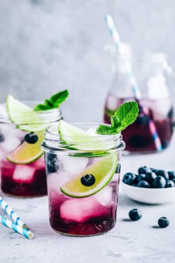 Yabanmersini ve limonlu mojito veya limonata. Böğürtlenli ve buzlu yaz içeceği.