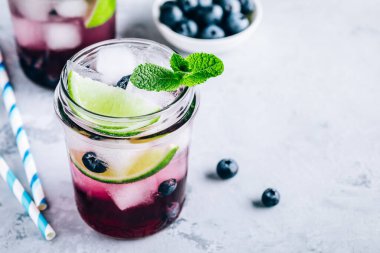 Yabanmersini ve limonlu mojito veya limonata. Böğürtlenli ve buzlu yaz içeceği.