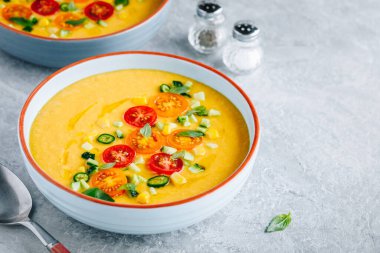 Sarı domatesli gazpacho. İspanyol yaz çorbası taze sebzeli.