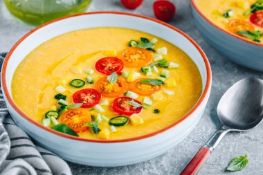 Sarı domatesli gazpacho. İspanyol yaz çorbası taze sebzeli.