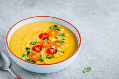 Sarı domatesli gazpacho. İspanyol yaz çorbası taze sebzeli.