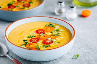Sarı domatesli gazpacho. İspanyol yaz çorbası taze sebzeli.