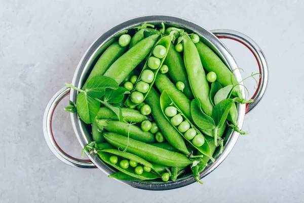 Organic Fresh Raw Green Peas Σουρωτήρι Γκρι Φόντο Πέτρας Κορυφαία — Φωτογραφία Αρχείου