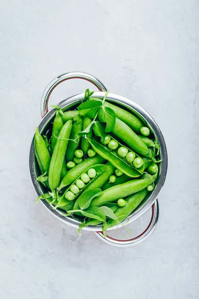 Organic Fresh Raw Green Peas Σουρωτήρι Γκρι Φόντο Πέτρας Κορυφαία — Φωτογραφία Αρχείου