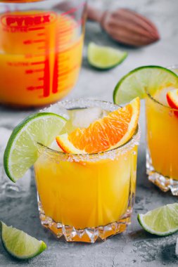 Portakallı limonlu Margarita. Bardaktaki buzla ferahlatıcı yaz içeceği