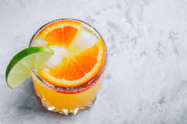 Portakallı limonlu Margarita. Bardaktaki buzla ferahlatıcı yaz içeceği