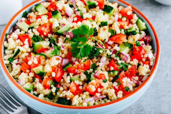 Couscous Tabbouleh Salade Met Verse Tomaten Komkommers Rode Uien Kom — Stockfoto