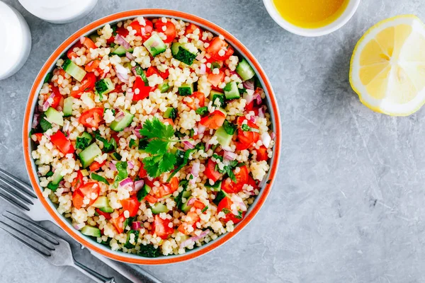 Taze Domatesli Kuskus Tabbouleh Salatası Salatalık Gri Taştan Arka Planda — Stok fotoğraf