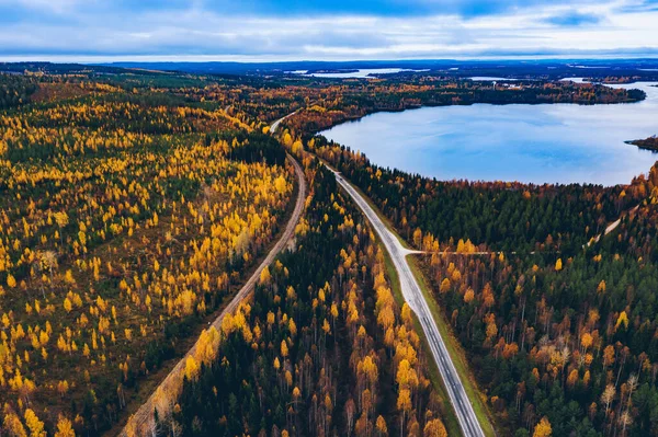 Luchtfoto Van Landelijke Weg Met Rode Auto Geel Oranje Herfstbos — Stockfoto