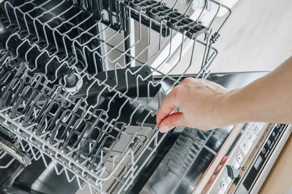 Apri Lavastoviglie Vuota Cucina Primo Piano Donna Che Carica Lavastoviglie — Foto Stock