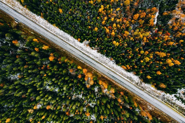 Αεροφωτογραφία Του Αγροτικού Δρόμου Πρώτο Χιόνι Κίτρινο Και Πορτοκαλί Φθινόπωρο — Φωτογραφία Αρχείου