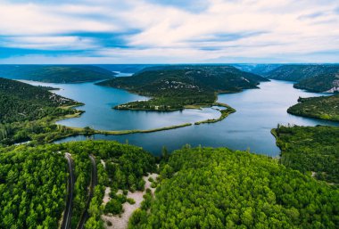Mavi göllerin ve yeşil ormanın havadan görünüşü. Krka Nehri Ulusal Parkı, Dalmaçya, Hırvatistan