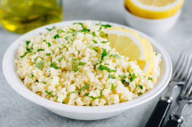 Limonlu Herb Kuskus gri taş arka planda kasede