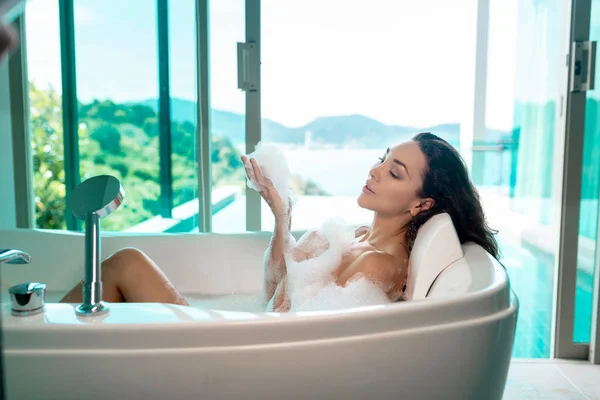 Schöne Brünette Mit Luxuriösen Haaren Posiert Sitzend Badezimmer Mit Schaum — Stockfoto