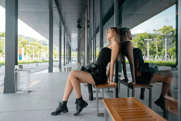 Loira Bonito Vestido Preto Curto Botas Pretas Brutais Posando Sentado — Fotografia de Stock