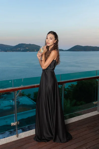 Encantadora Chica Hermosa Posando Vestido Noche Chocolate Con Una Copa —  Fotos de Stock