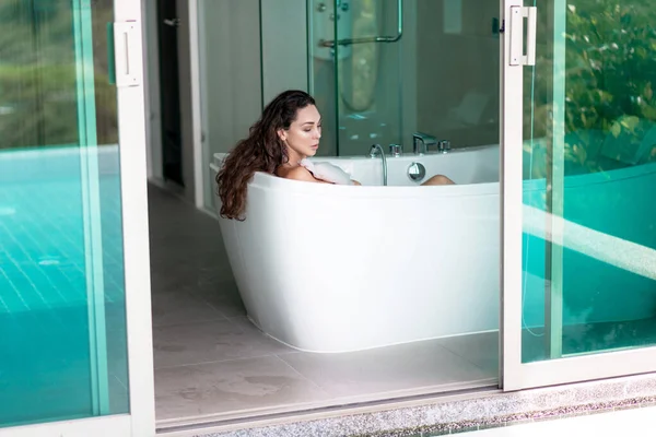 Hermosa Morena Posando Mientras Está Acostada Baño Espuma Cerca Una — Foto de Stock