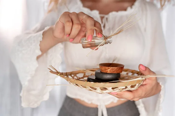 Cerrar Las Manos Femeninas Con Delicada Manicura Rosa Vierten Aceite — Foto de Stock