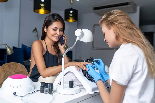 Morena Hablando Por Teléfono Mientras Crea Una Manicura — Foto de Stock