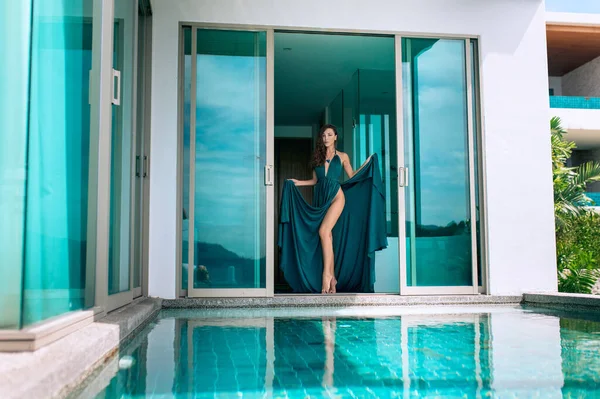 Hermosa Morena Vestido Noche Azul Posando Pie Cerca Piscina Una — Foto de Stock