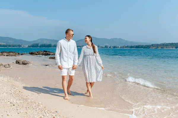 Playa pareja caminando en romántico viaje luna de miel vacaciones verano vacaciones romance. — Foto de Stock