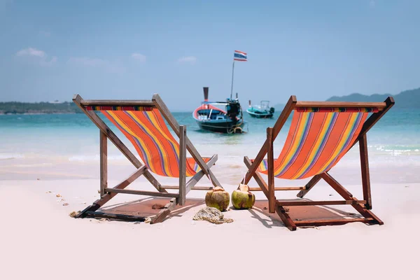 Dos sillas de playa en la arena blanca tropical perfecta y barco en el mar — Foto de Stock