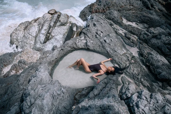 Vzduch: Horká dívka odpočívající ve vodě na tropickém ostrově s bílým rájem písečná pláž a tyrkysová čistá voda — Stock fotografie