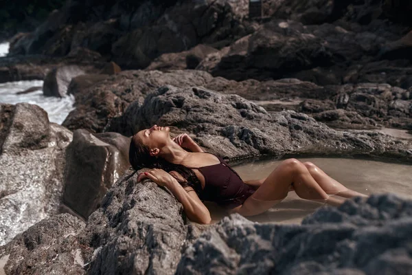 Cestovatel sexy žena odpočívající na tropickém ostrově s bílým rájem písečná pláž a tyrkysová čistá voda — Stock fotografie