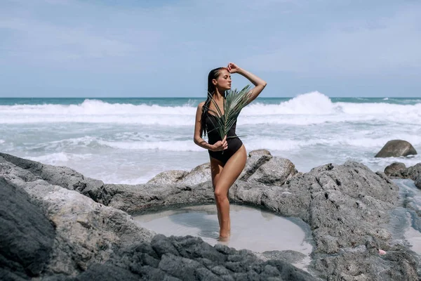 Eine Reisende sexy Frau ruht auf der Tropeninsel mit weißem Paradies Sandstrand und türkisklarem Wasser und Granitsteinen. — Stockfoto