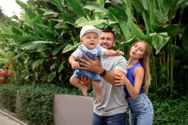 Aile açık havada. Üç kişilik aile dışarıda eğleniyor. Mutlu aile kavramı