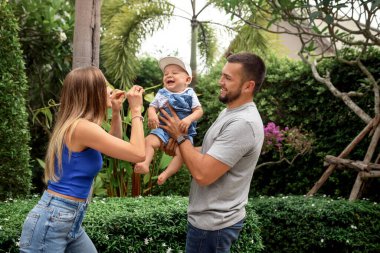 Aile açık havada. Üç kişilik aile dışarıda eğleniyor. Mutlu aile kavramı