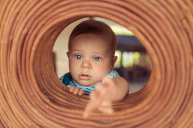 Parktaki çocuk parkında güzel saç kesimi olan yakışıklı bir çocuğun portresi. Temiz havada dinlenme ve erken gelişim.
