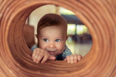 Parktaki çocuk parkında güzel saç kesimi olan yakışıklı bir çocuğun portresi. Temiz havada dinlenme ve erken gelişim.