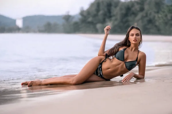Incredibile sensuale seducente donna seduta e riposante sulla spiaggia, godendo le vacanze estive. Indossa un costume da bagno alla moda. spiaggia moda — Foto Stock