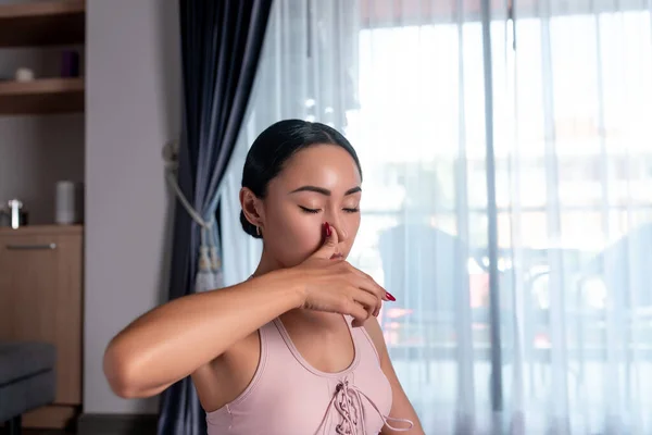 Mulher ioga ajuste complexo e relaxamento em casa . — Fotografia de Stock