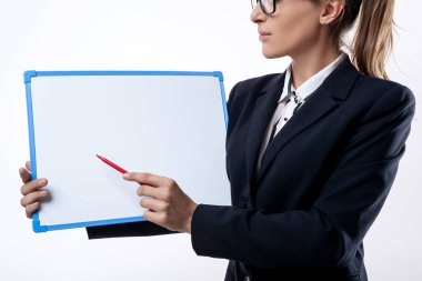 Yakın plan: takım elbiseli iş kadını elinde tablet ve kalemle..