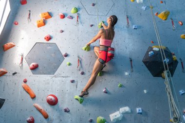 Özel bir spor merkezinde tırmanma dersleri