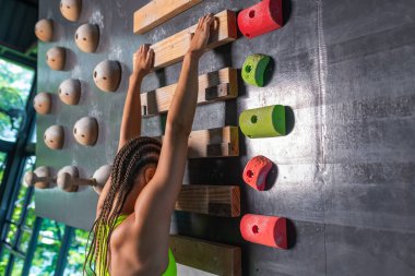 Özel bir spor merkezinde tırmanma dersleri