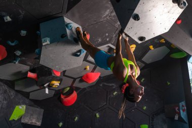 Özel bir spor merkezinde tırmanma dersleri