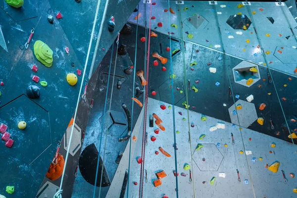 Clases de escalada en un centro deportivo privado — Foto de Stock