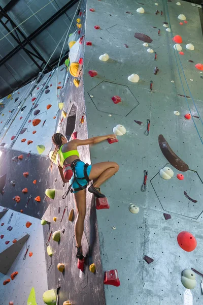 Clases de escalada en un centro deportivo privado — Foto de Stock