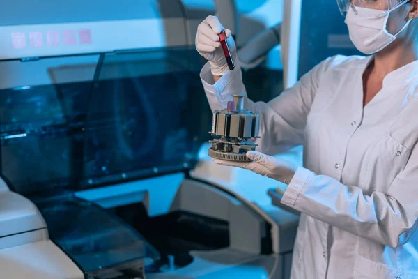 Женщина-химик, работающая в современной лаборатории — стоковое фото