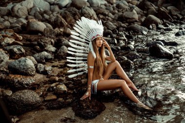 Güzel beyaz kız tropik bölgelerde tatilin tadını çıkarıyor.