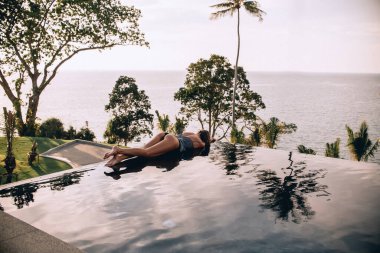 Güzel beyaz kız tropik bölgelerde tatilin tadını çıkarıyor.