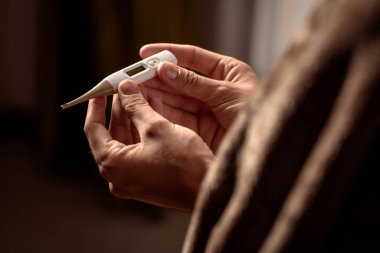 İlaçlı eller yakın çekim. İlaçlar ve detaylar