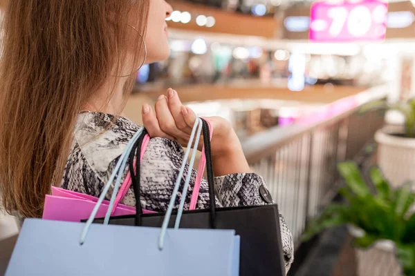 Compras no shopping com grandes descontos . — Fotografia de Stock